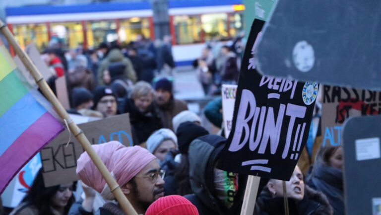 Menschen, die auf dem dem Luisenplatz demonstrieren