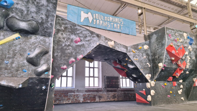 Große Kletterwand im Boulderhaus Darmstadt