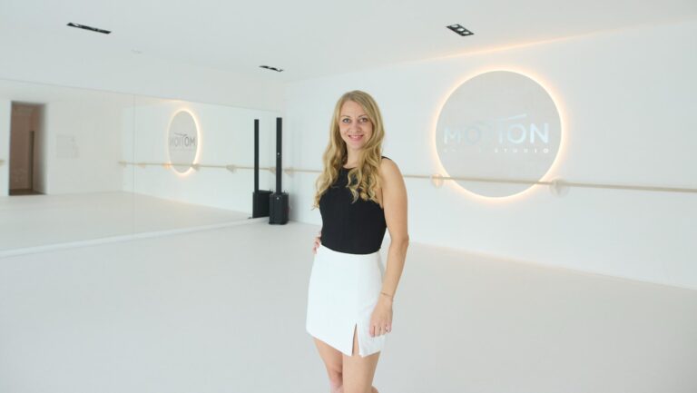Lena in ihrem neu eröffneten Studio