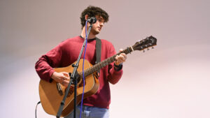 Alex von Met at Eight an der Gitarre vor dem Mikro