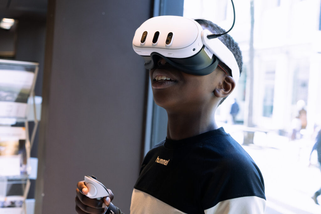 Kleiner Junge benutzt eine VR Brille