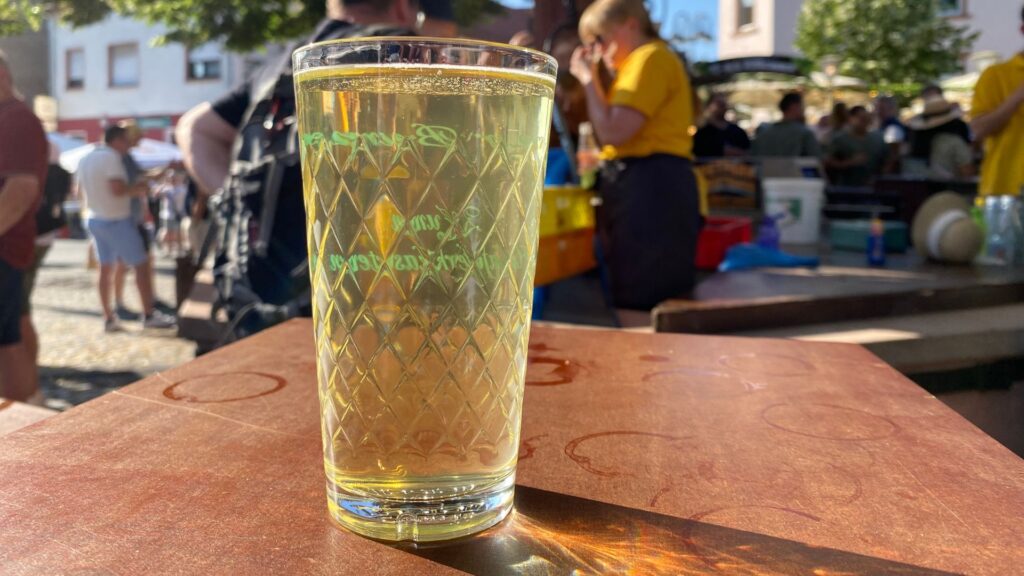 Ein Geripptes gefüllt mit Apfelwein