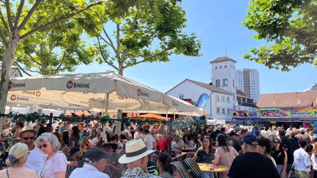 Viele Menschen besuchen das Ebbelwoifest in Langen