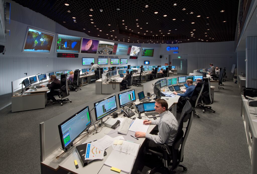 Bild vom Main Control Room im European Space Operations Center, es wird an vielen Computern gearbeitet