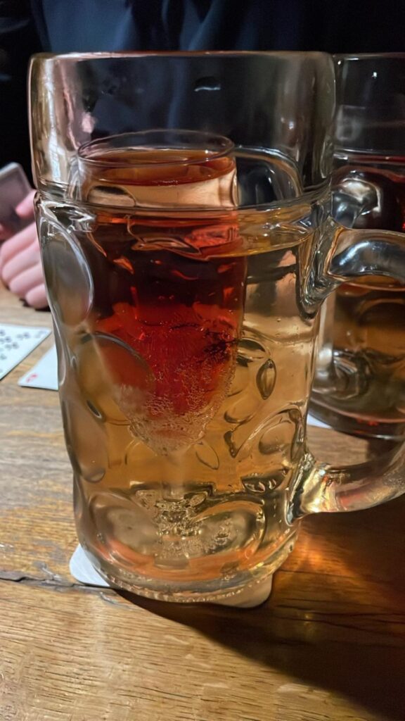 Das Darmstädter Laternchen: ein Maßkrug gefüllt mit Apfelwein, darin ein Sektglas gefüllt mit Kirschlikör