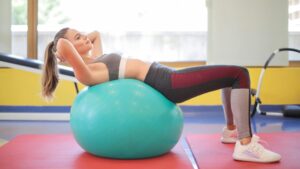 Frau beim Krafttraining