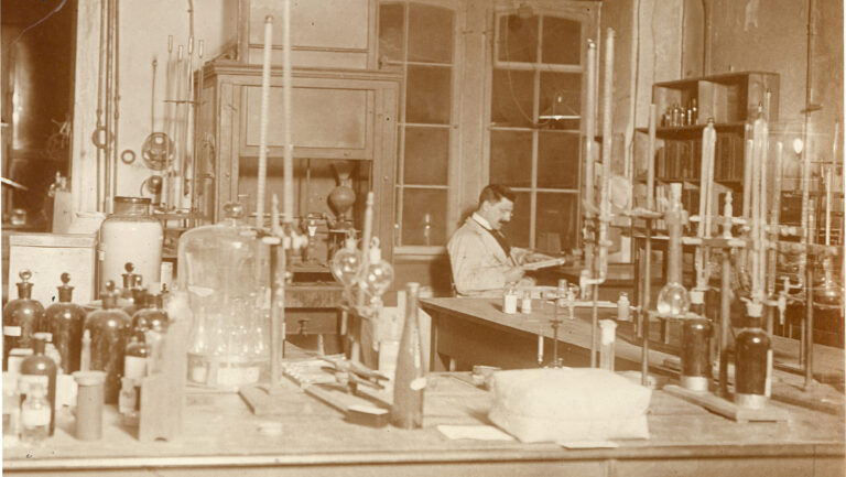 Ein altes Bild der damaligen Apotheke bei Merck