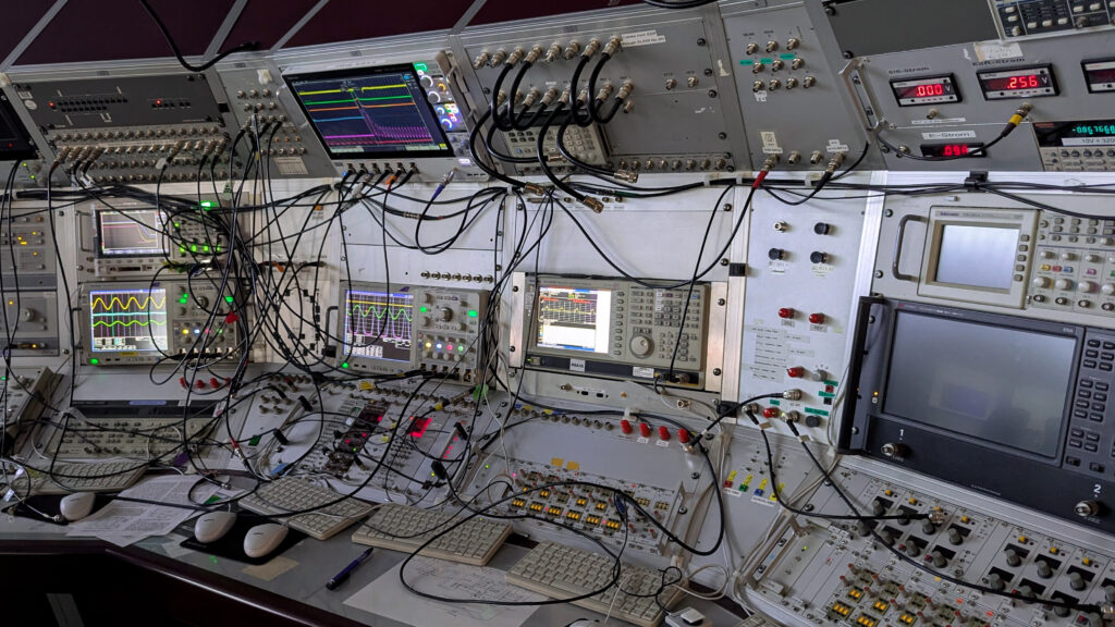 Der Kontrollraum mit vielen Knöpfen und alten Monitoren