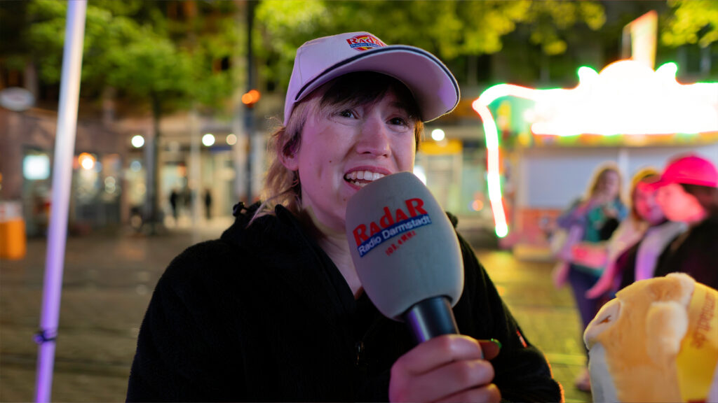 Mit einer finalen Abmoderation und Danksagung beendet Effi Stolze das Heinerfestradio 2025. // Bild: Leon Ebersmann