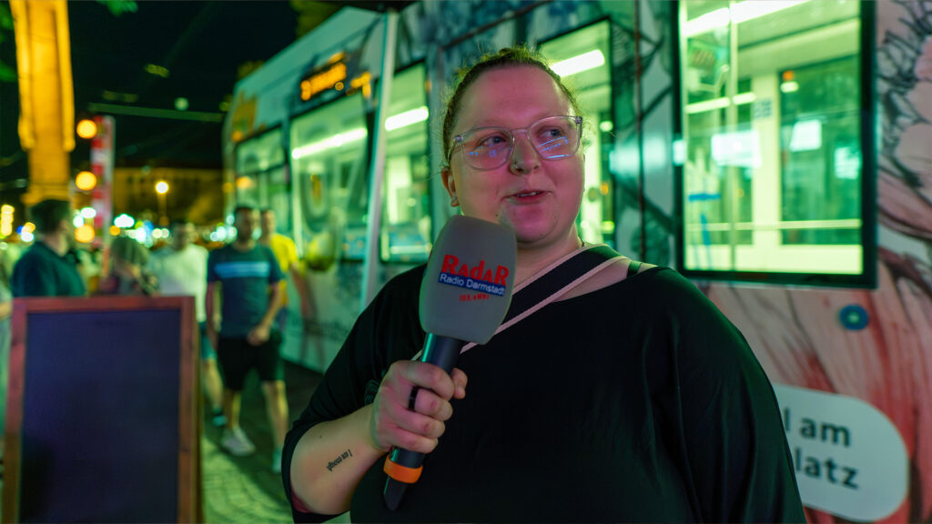 Die Frage 'Wofür brennst du?' hat diese Heinerfest-Besucherin veranlasst, über ihr 'I Am Enough'-Tattoo zu berichten. // Bild: Leon Ebersmann