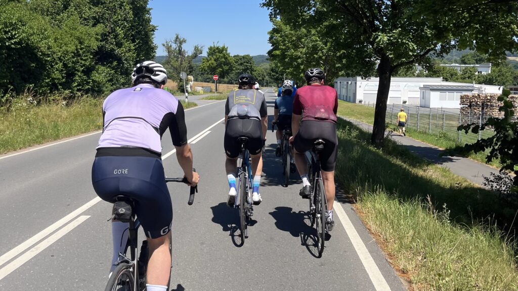 Radgruppe rollt über Landstraße