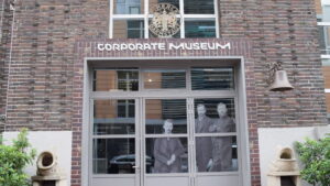 Der Eingang des Cooperate History Gebäude bei Merck