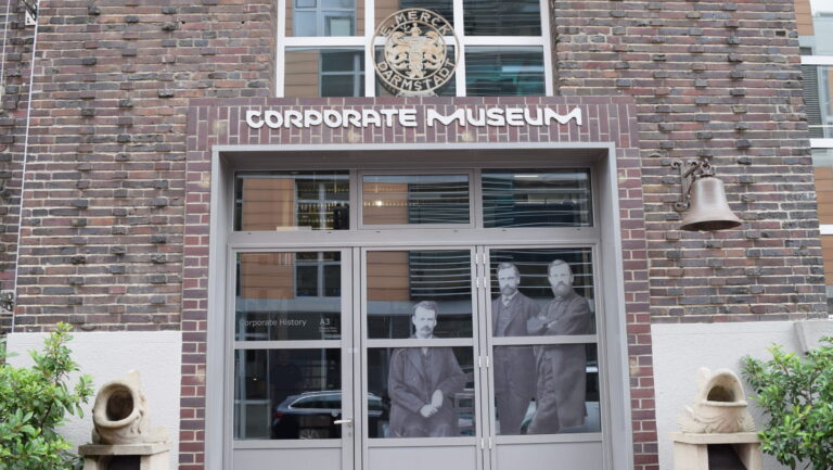 Der Eingang des Cooperate History Gebäude bei Merck