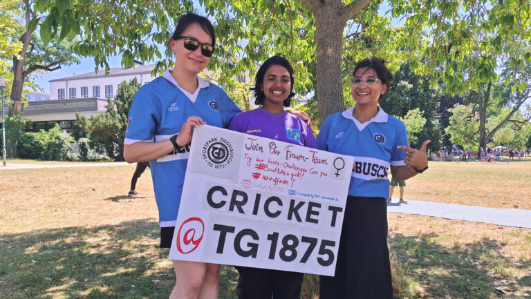 Mitglieder des Cricket-Teams Ziegelbusch von rechts nach links: Huong B., Ananya P., Nupur K.