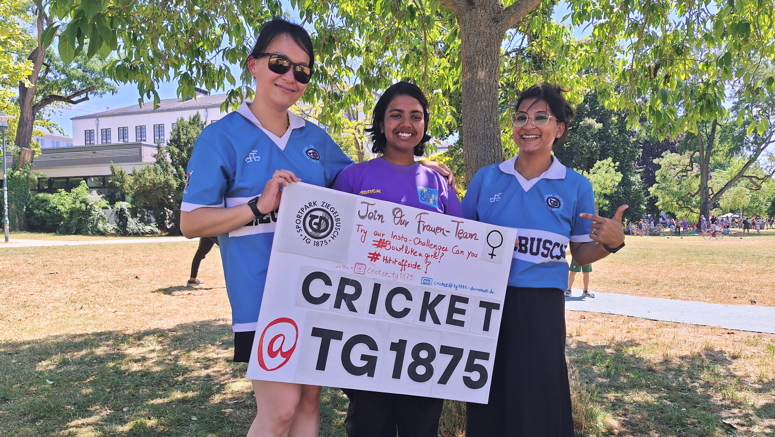Mitglieder des Cricket-Teams Ziegelbusch von rechts nach links: Huong B., Ananya P., Nupur K.