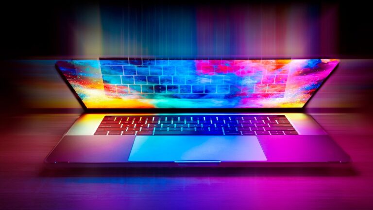 Laptop auf einem Schreibtisch als Symbol für digitales Arbeiten