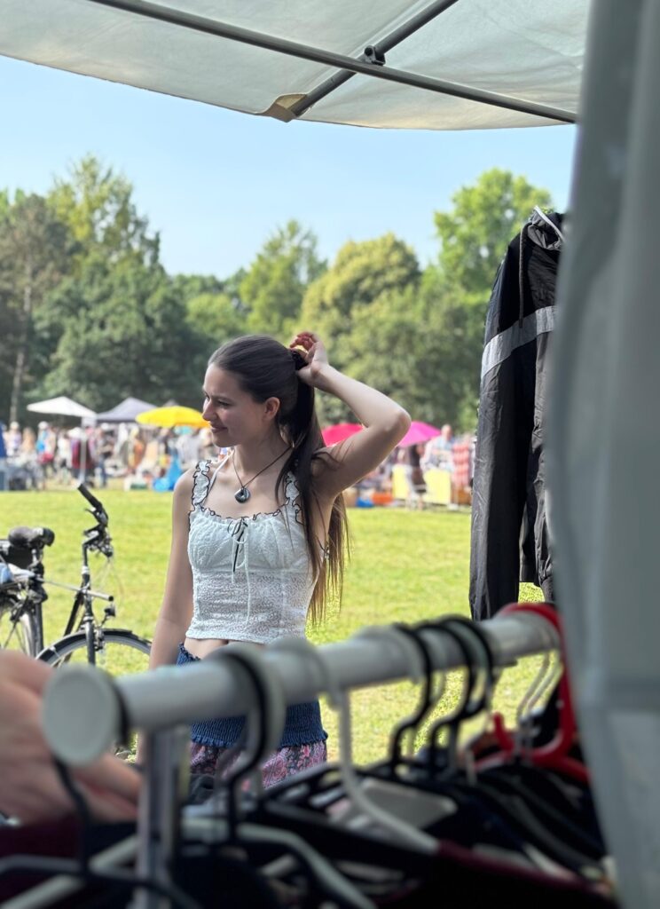 Das Bild zeigt Vicky an ihrem Stand im Dieburger Schlossgarten. 