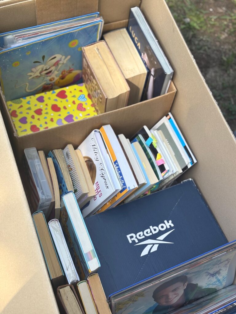 Vicky verkauft nicht nur Kleidung, sondern auch Bücher.