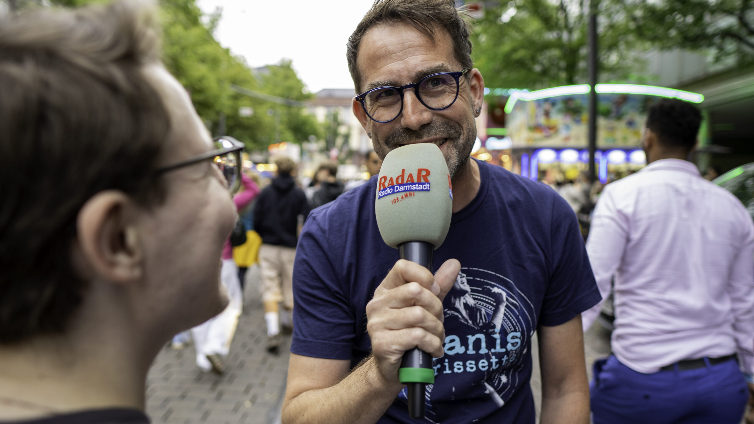 Jürgen Radestock moderiert seine Sendung Rock and Pop live vom Heinerfest 2025. Normalerweise im Duo mit Harald Seibert, der den Rock-Part der Sendung übernimmt.