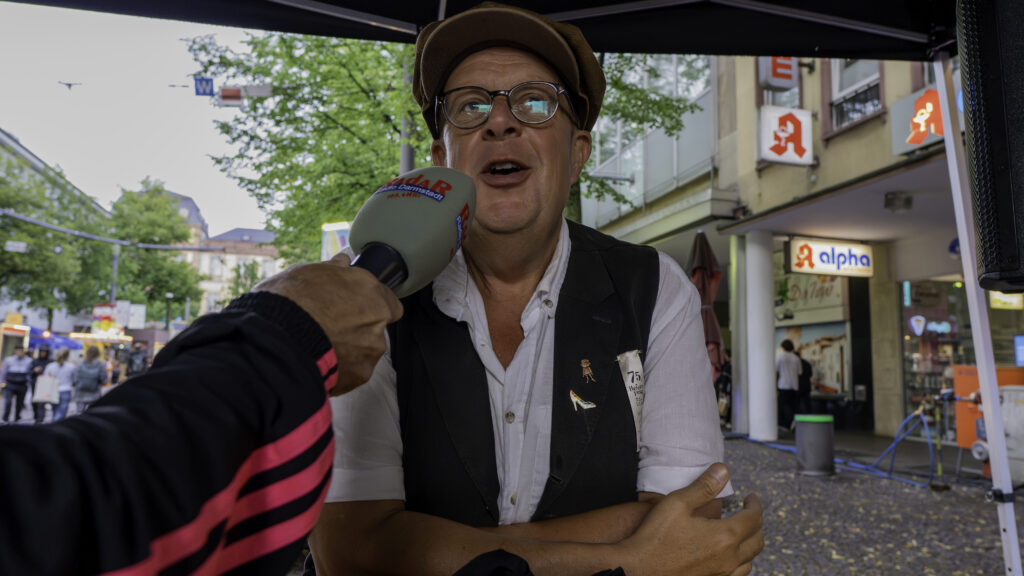 Auch die stadtbekannte Aurora DeMeehl war bei der Sonderausgabe von Ganz Schön Queer in die Sendung eingeladen. // Bild: Fabian Vollrath